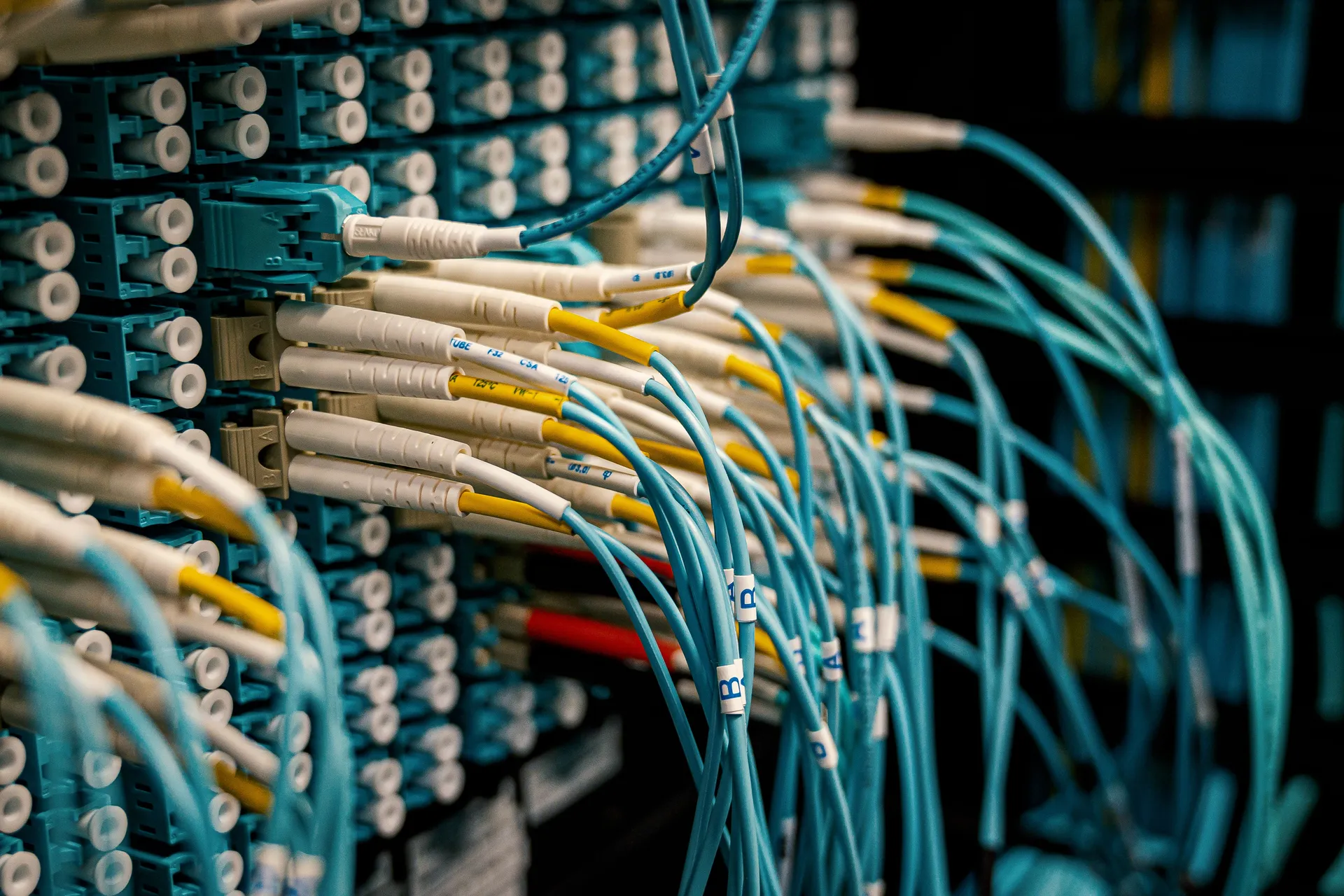 Ingeniero trabajando en un site de telecomunicaciones